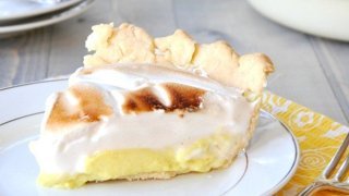 Lemon pie with vegan meringue