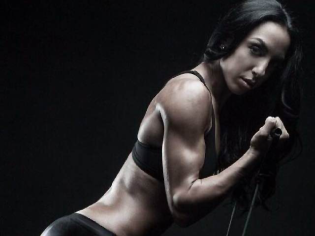 Spotlight-Jacqueline_Pro3-BicepCurl