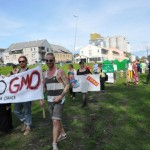 gmo.protest1-713x473